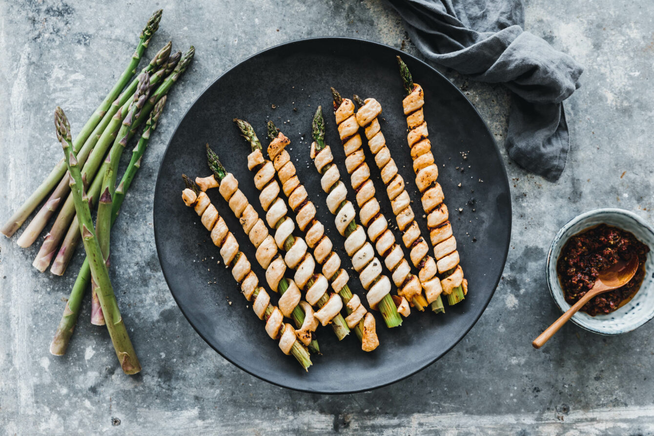 Blätterteig-Spargelstangen mit rotem Pesto