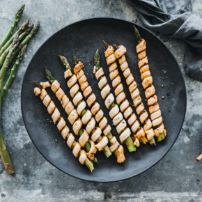 Blätterteig-Spargelstangen mit rotem Pesto