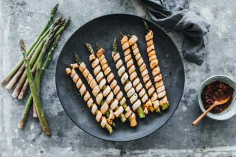 Blätterteig-Spargelstangen mit rotem Pesto