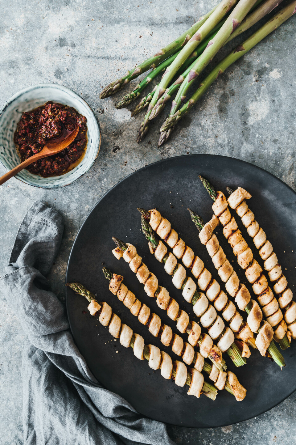 Blätterteig-Spargelstangen mit rotem Pesto