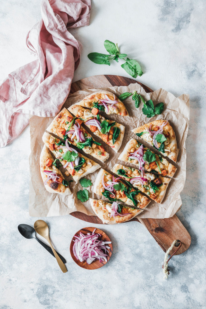 Naan-Pizza mit geröstetem Blumenkohl, Süßkartoffel und pinken Zwiebeln