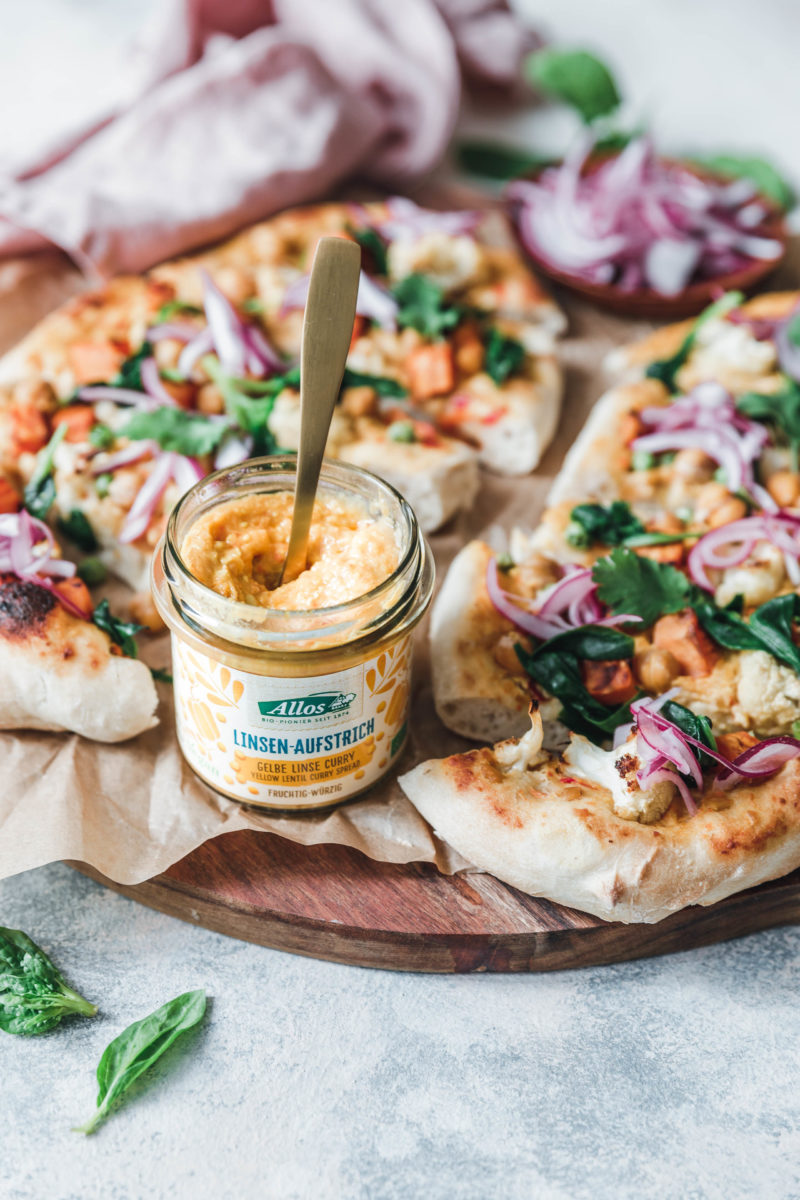 Naan-Pizza mit geröstetem Blumenkohl, Süßkartoffel und pinken Zwiebeln