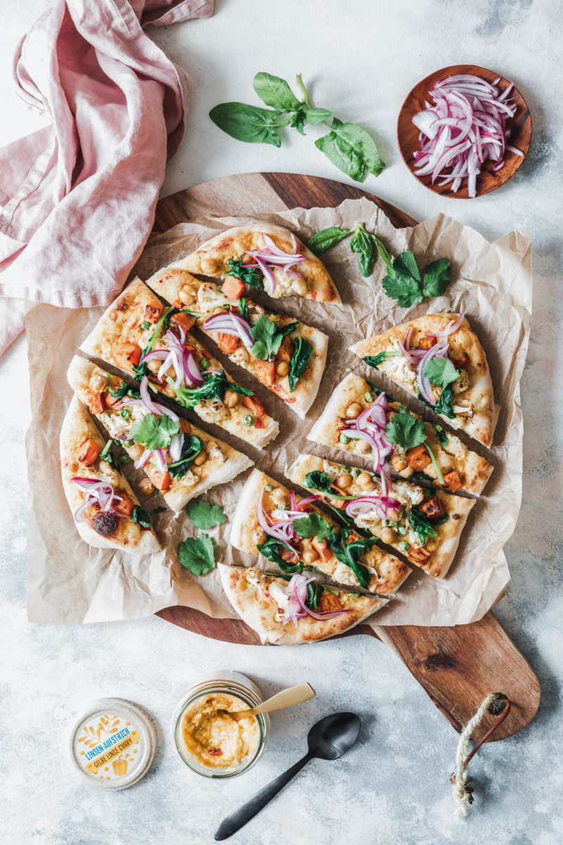 Naan-Pizza mit geröstetem Blumenkohl, Süßkartoffel und pinken Zwiebeln