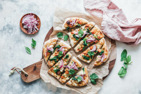 Naan-Pizza mit geröstetem Blumenkohl, Süßkartoffel und pinken Zwiebeln