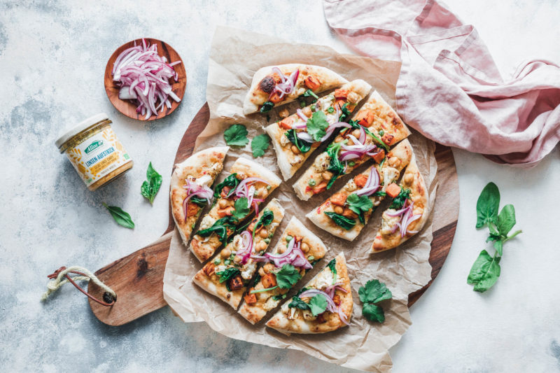Naan-Pizza mit geröstetem Blumenkohl, Süßkartoffel und pinken Zwiebeln