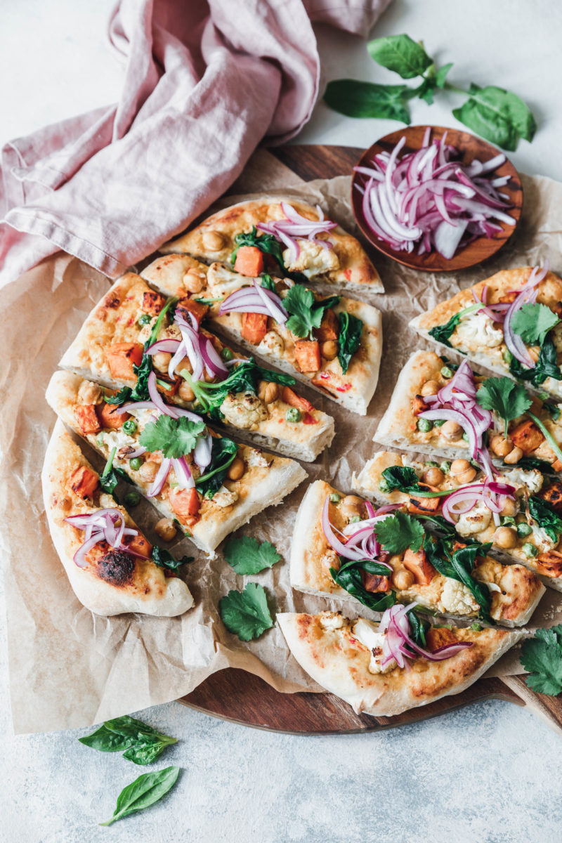 Naan-Pizza mit geröstetem Blumenkohl, Süßkartoffel und pinken Zwiebeln