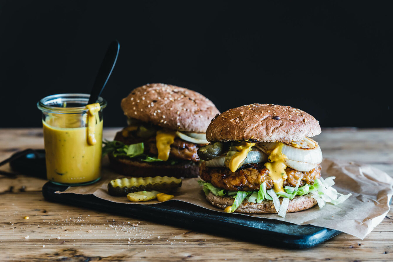 Seitan-Jackfruit-Burger mit karamellisierten Zwiebeln und Senf-Barbecue-Sauce
