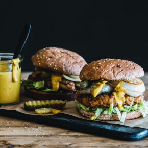 Seitan-Jackfruit-Burger mit karamellisierten Zwiebeln und Senf-Barbecue-Sauce