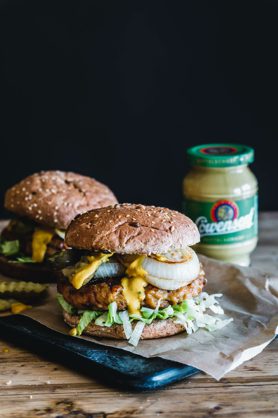 Veganer Burger mit Löwensenf