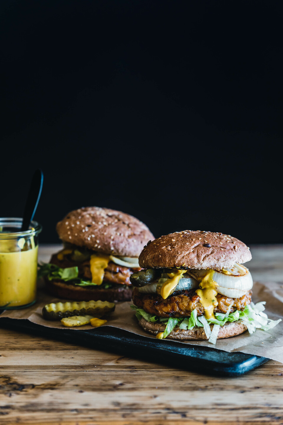 Seitan-Jackfruit-Burger mit karamellisierten Zwiebeln und Senf-Barbecue-Sauce