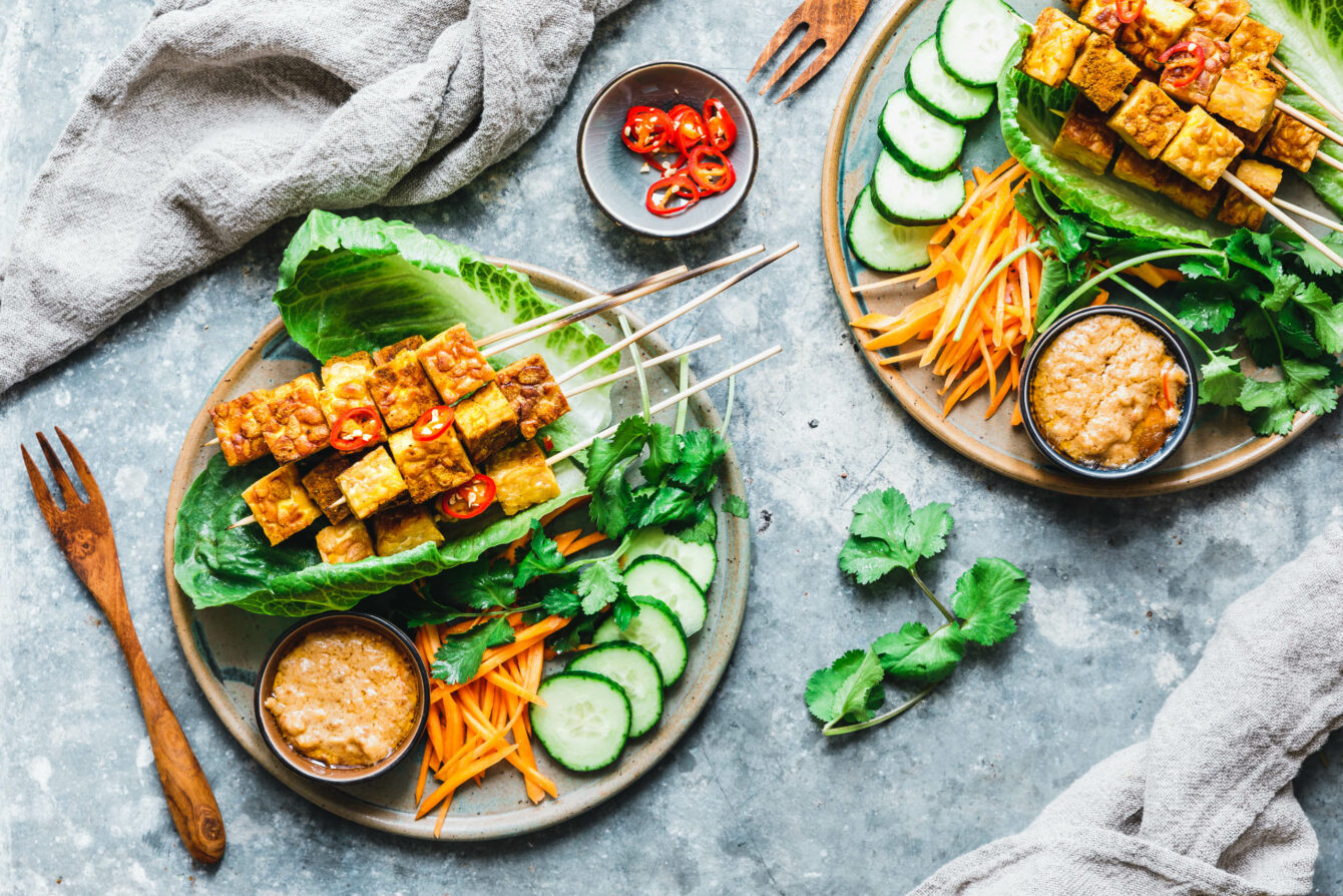 Tempeh-Saté mit Erdnuss-Dip