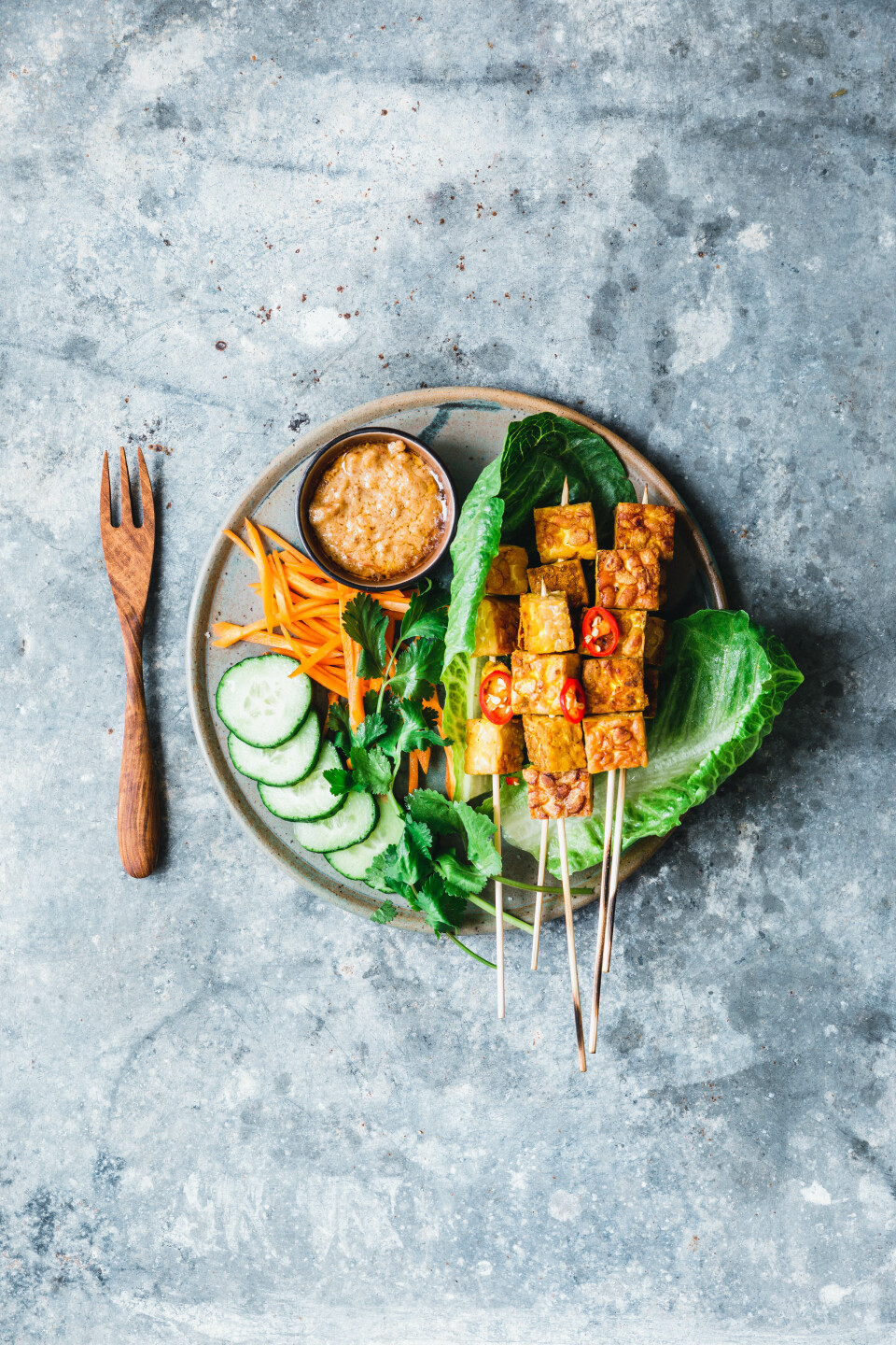 Tempeh-Saté mit Erdnuss-Dip