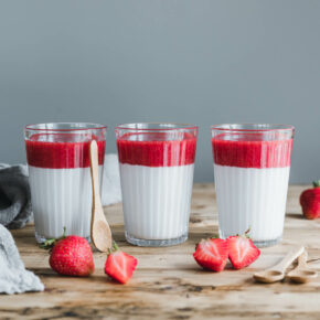 Vegane Mandel-Pannacotta mit Erdbeersauce