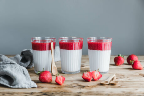 Vegane Mandel-Pannacotta mit Erdbeersauce
