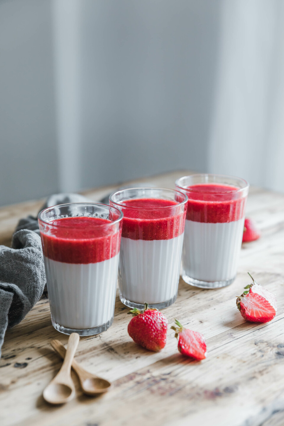 Vegane Mandel-Pannacotta mit Erdbeersauce