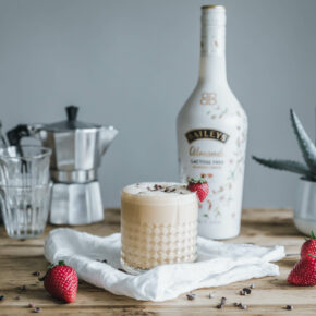 Veganer Eiskaffee mit Baileys Almande