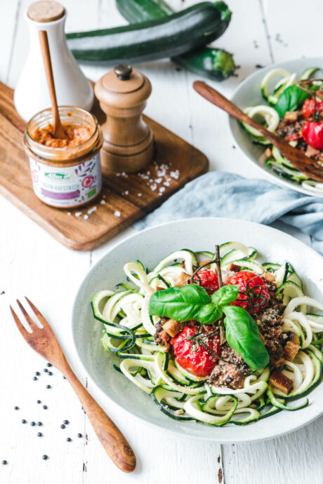 Zoodles mit Linsenbolognese und Ofentomaten