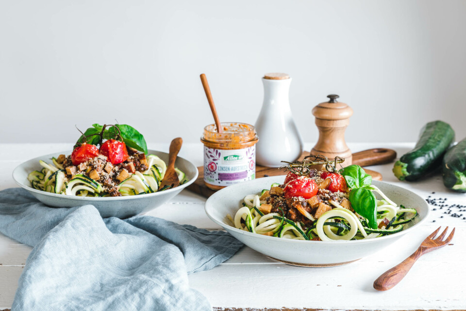 Zoodles mit Linsenbolognese und Ofentomaten