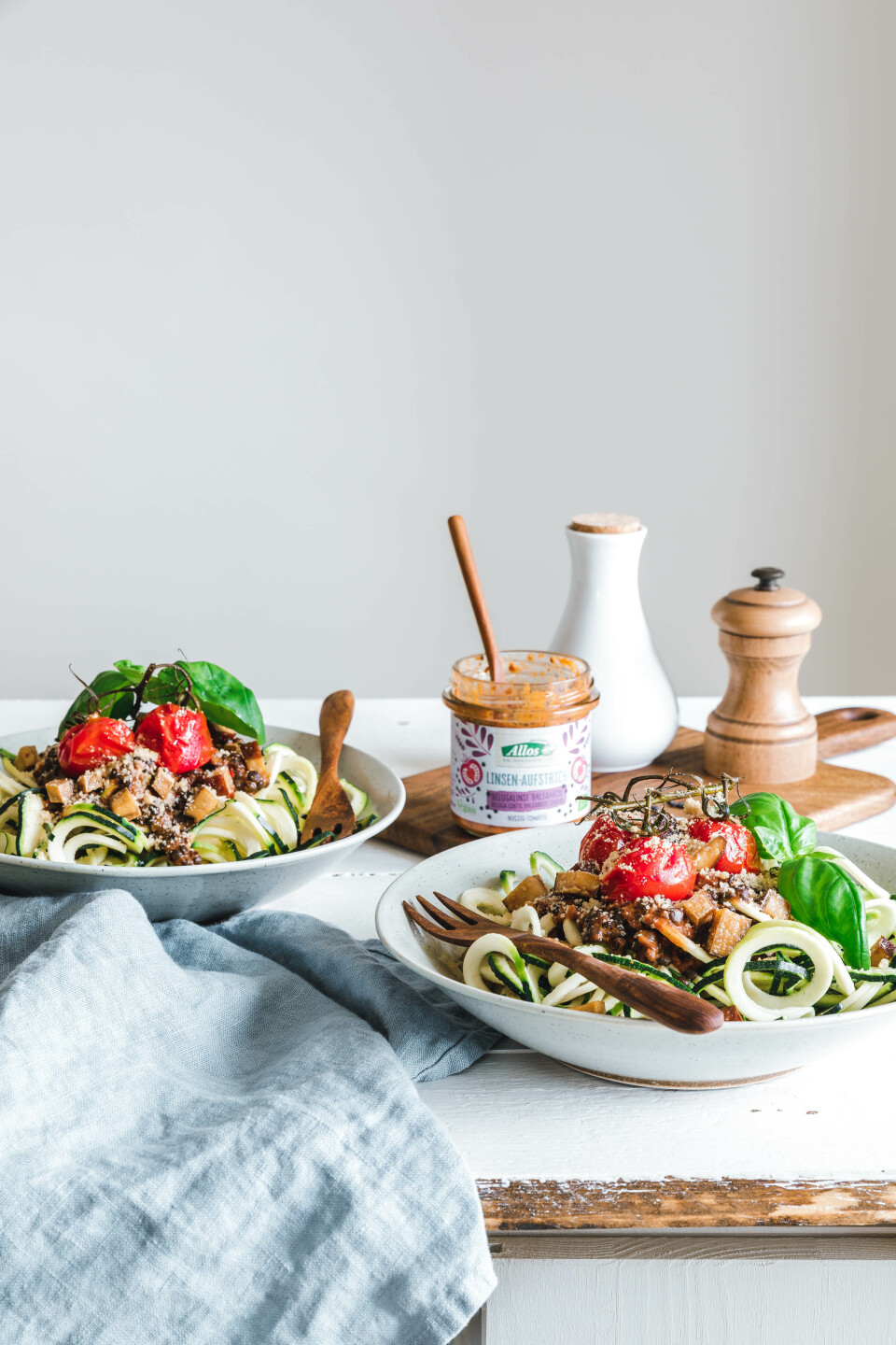 Zoodles mit Linsenbolognese und Ofentomaten