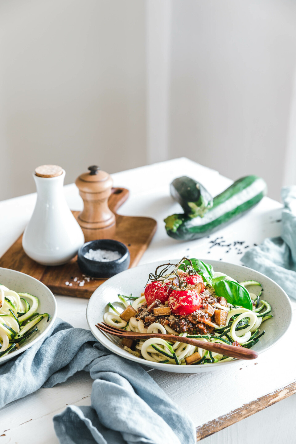 Zoodles mit Linsenbolognese und Ofentomaten