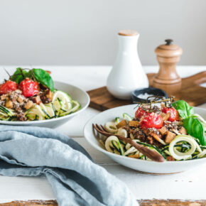 Zoodles mit Linsenbolognese und Ofentomaten