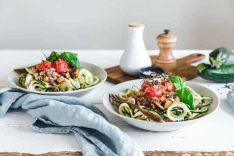 Zoodles mit Linsenbolognese und Ofentomaten