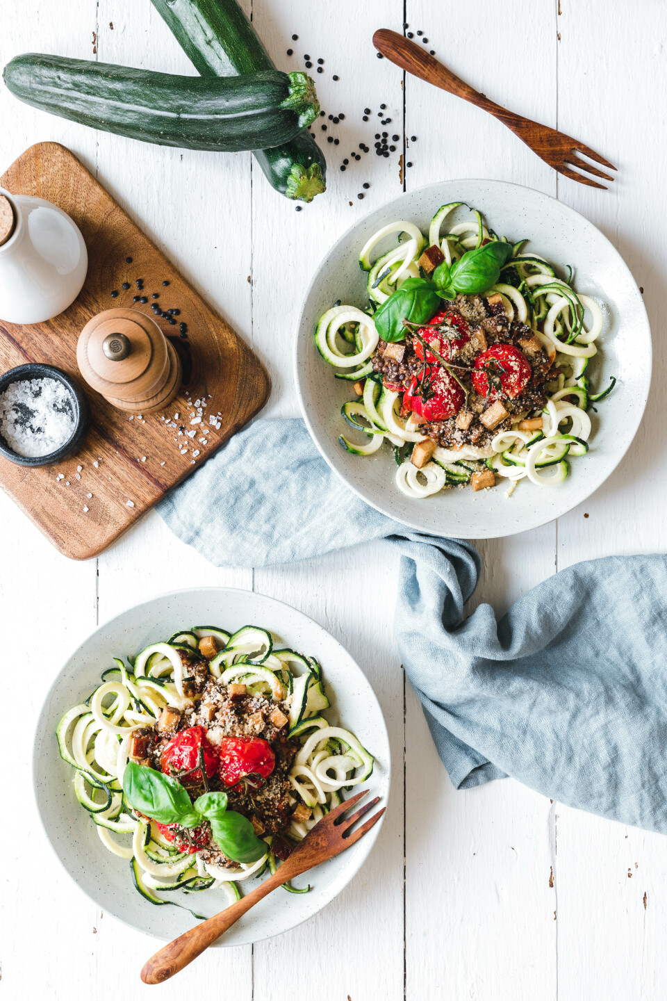 Zoodles mit Linsenbolognese und Ofentomaten
