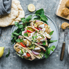 Im Ofen gebackene Falafel mit Sesam