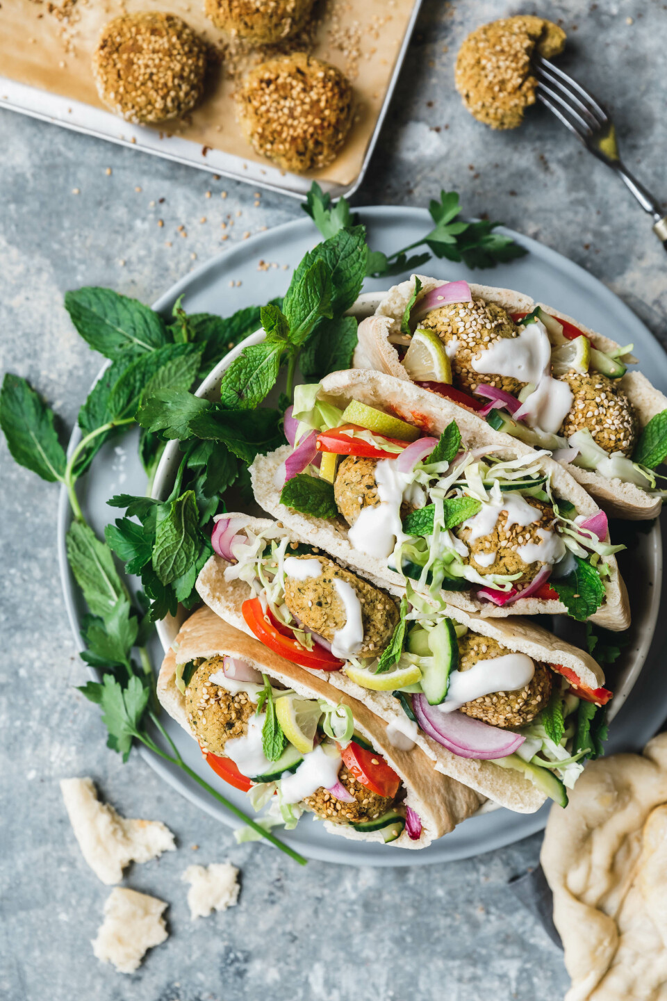 Im Ofen gebackene Falafel mit Sesam