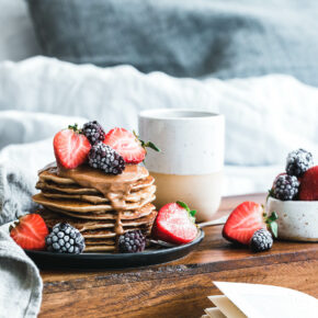 Vegane Buchweizen-Pancakes mit Mandelmus