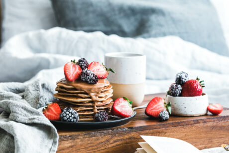 Vegane Buchweizen-Pancakes mit Mandelmus