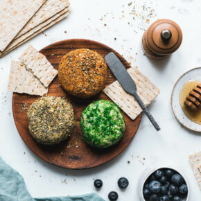 Veganer, gereifter Cashewkäse