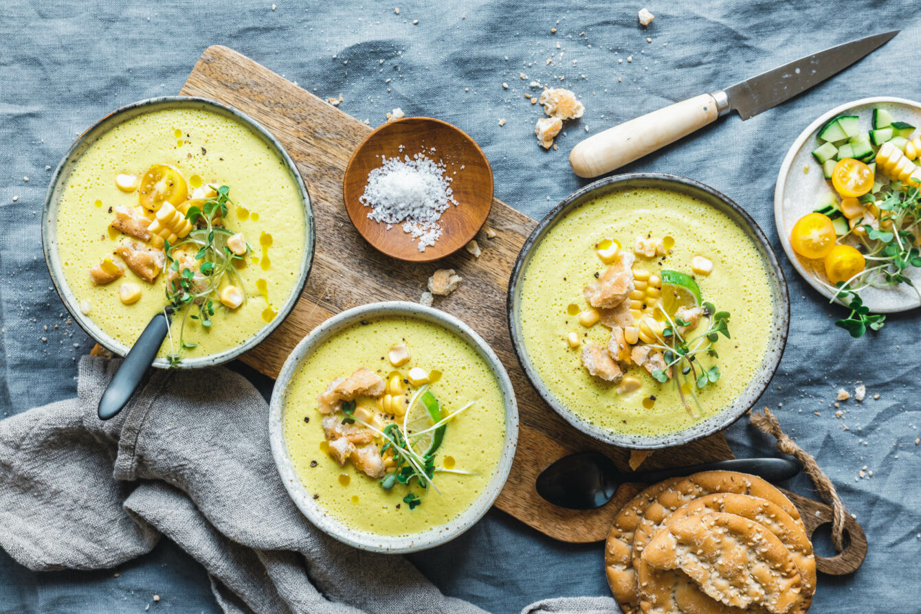 Gelbe Mais-Gazpacho mit Paprika