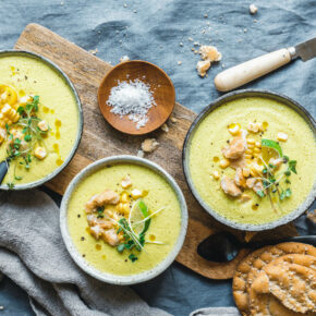 Gelbe Mais-Gazpacho mit Paprika