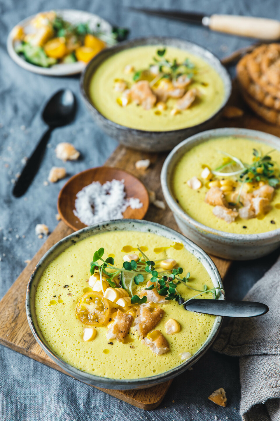 Gelbe Mais-Gazpacho mit Paprika