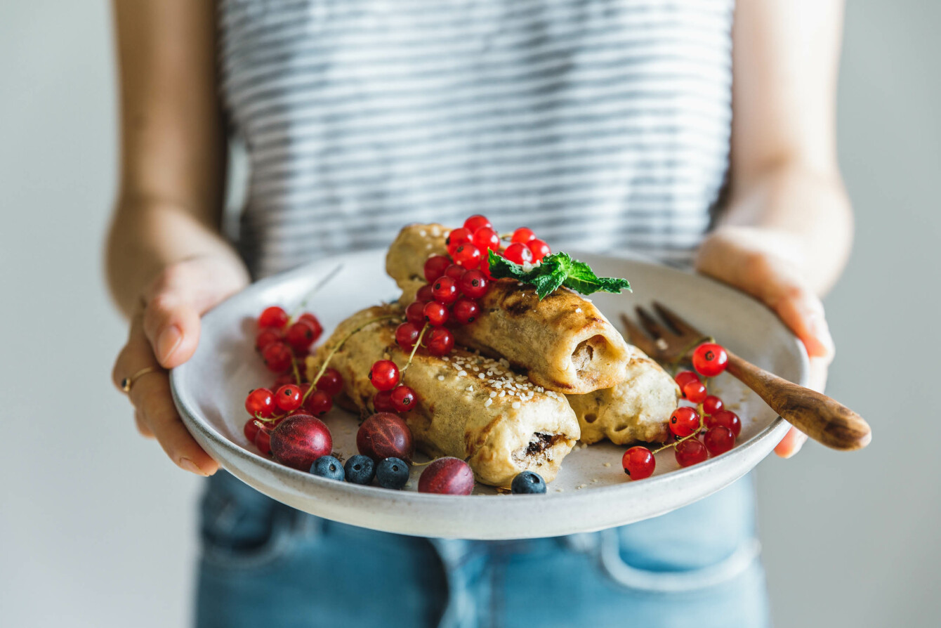 Vegane Toast-Rollups mit Trockenpflaumen-Schokofüllung