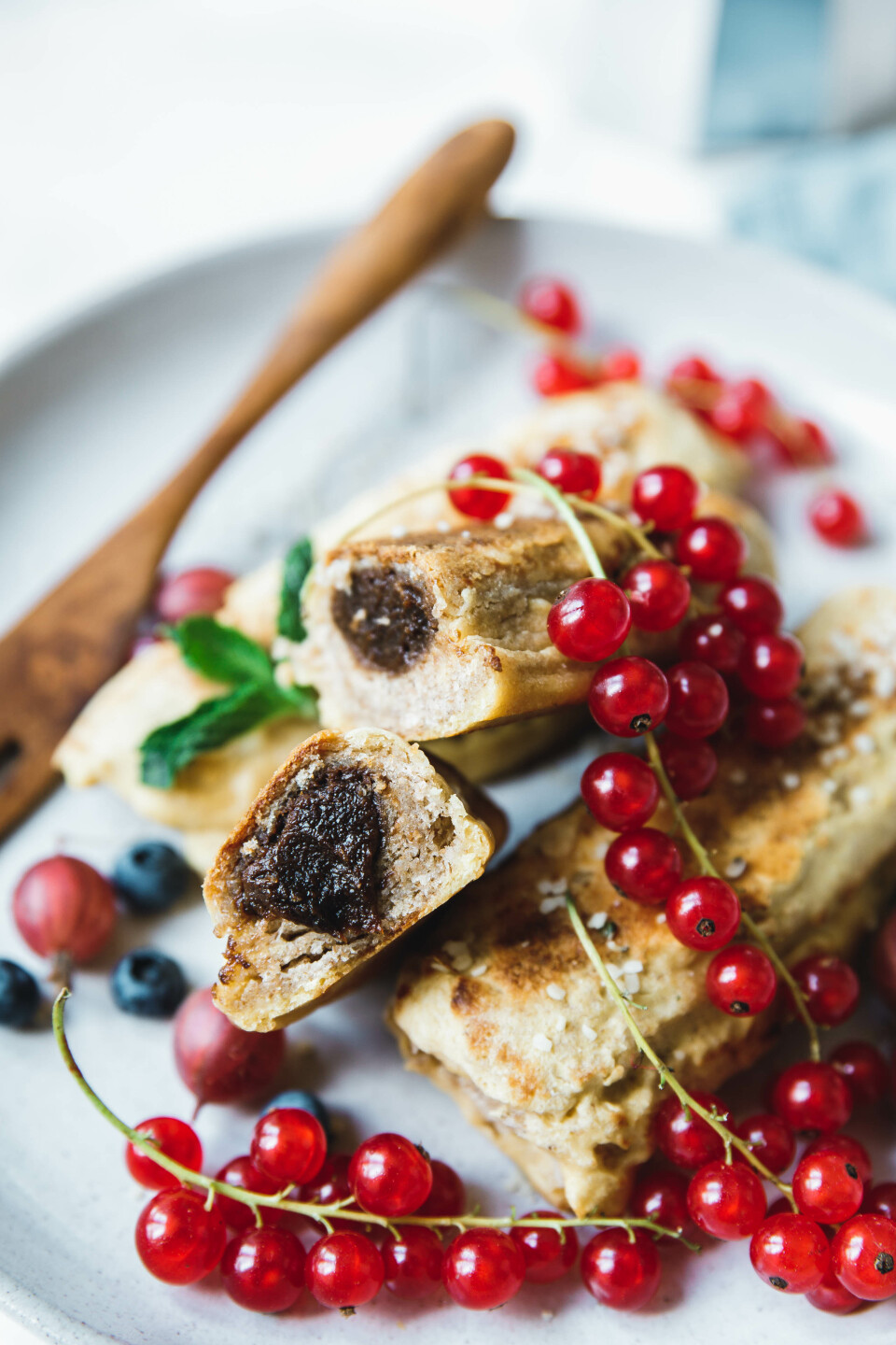 Vegane Toast-Rollups mit Trockenpflaumen-Schokofüllung