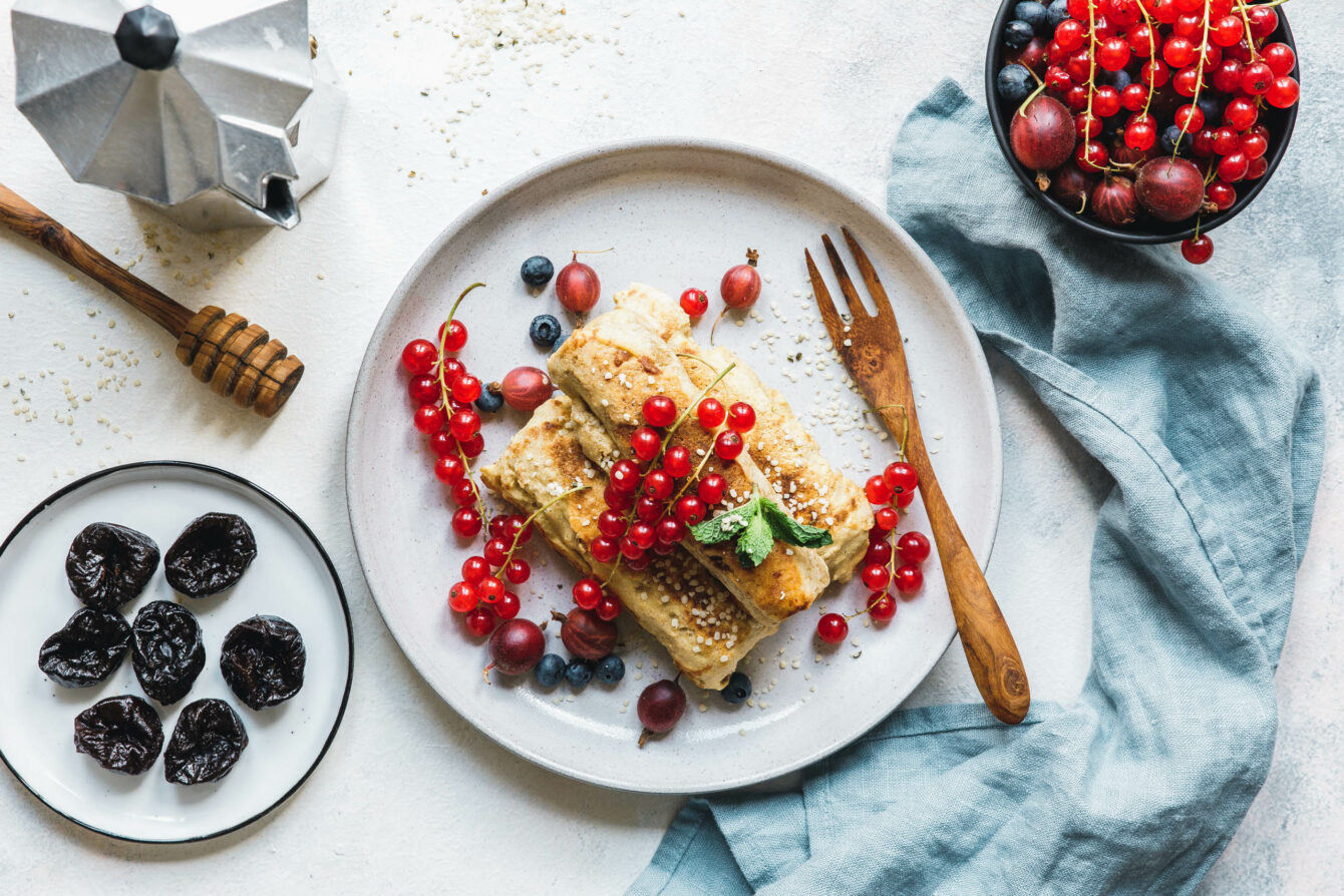 Vegane Toast-Rollups mit Trockenpflaumen-Schokofüllung