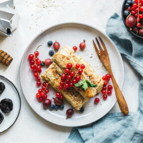 Vegane Toast-Rollups mit Trockenpflaumen-Schokofüllung