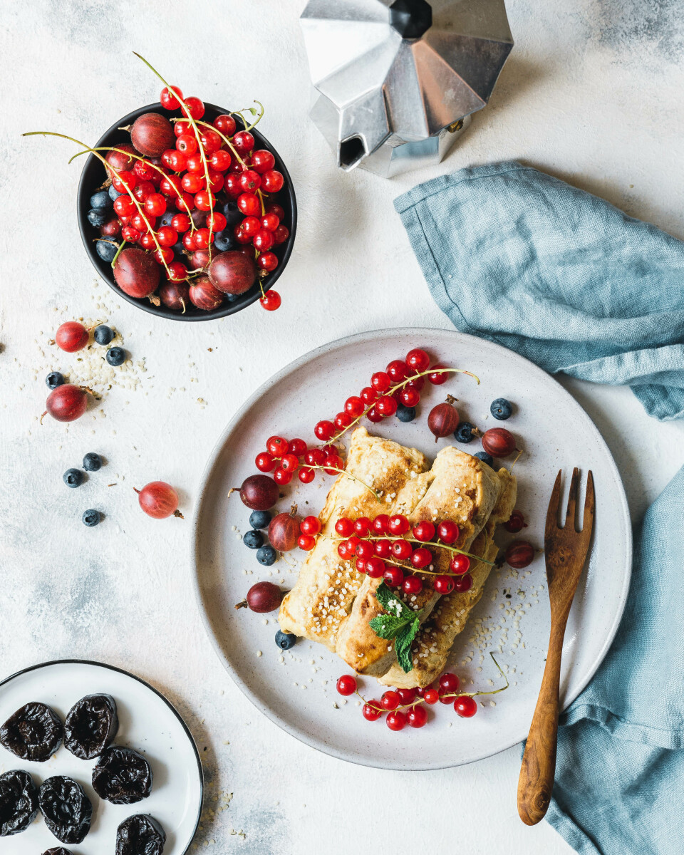Vegane Toast-Rollups mit Trockenpflaumen-Schokofüllung