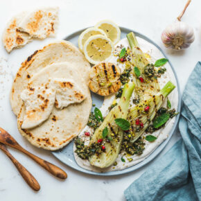 Gegrillter Fenchel mit Labneh und Oliven-Kräuter-Pesto