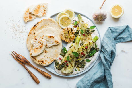 Gegrillter Fenchel mit Labneh und Oliven-Kräuter-Pesto