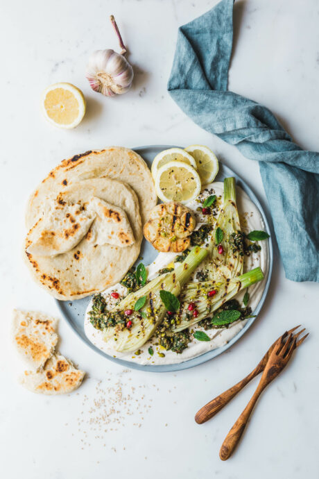 Gegrillter Fenchel mit Labneh und Oliven-Kräuter-Pesto