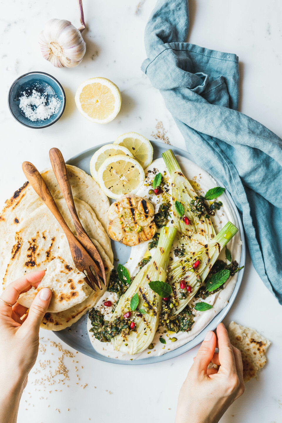 Gegrillter Fenchel mit Labneh und Oliven-Kräuter-Pesto