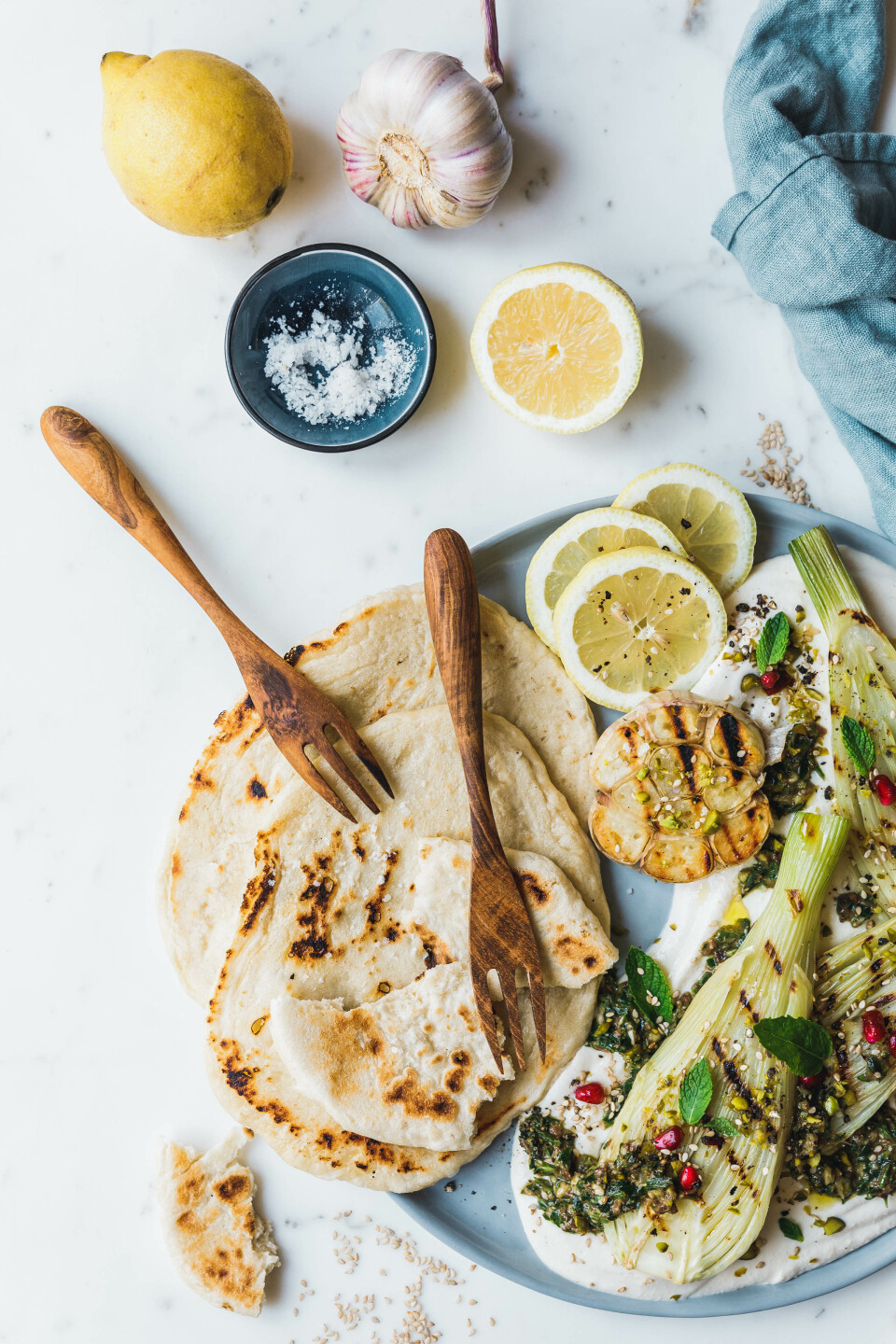 Gegrillter Fenchel mit Labneh und Oliven-Kräuter-Pesto