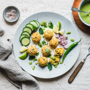 Masala Dal Vada – Indische Kichererbsenbällchen mit Minz-Chutney