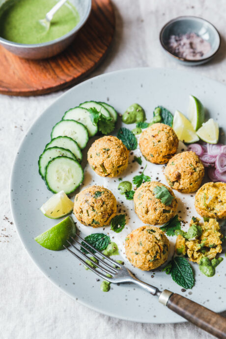 Masala Dal Vada – Indische Kichererbsenbällchen mit Minz-Chutney