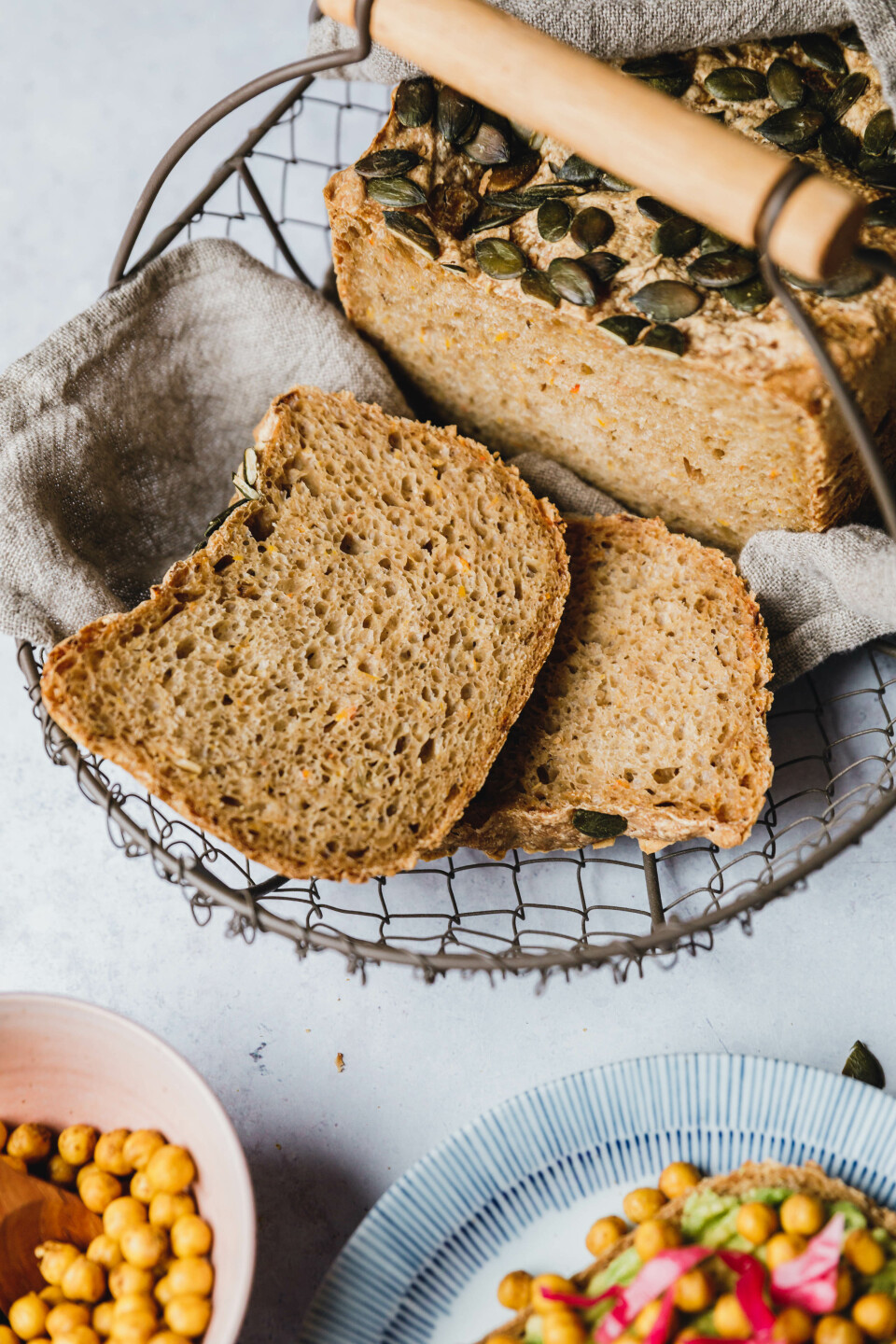 Sauerteig-Zwiebelbrot mit Kürbis