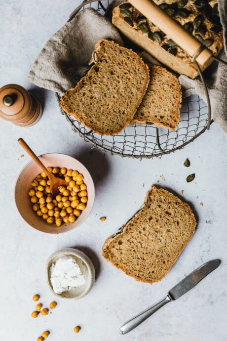 Sauerteig-Zwiebelbrot mit Kürbis