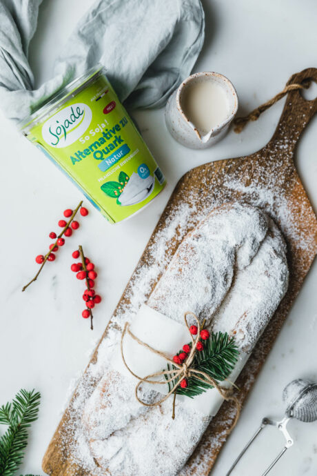 Veganer Quarkstollen mit Dattel-Marzipan